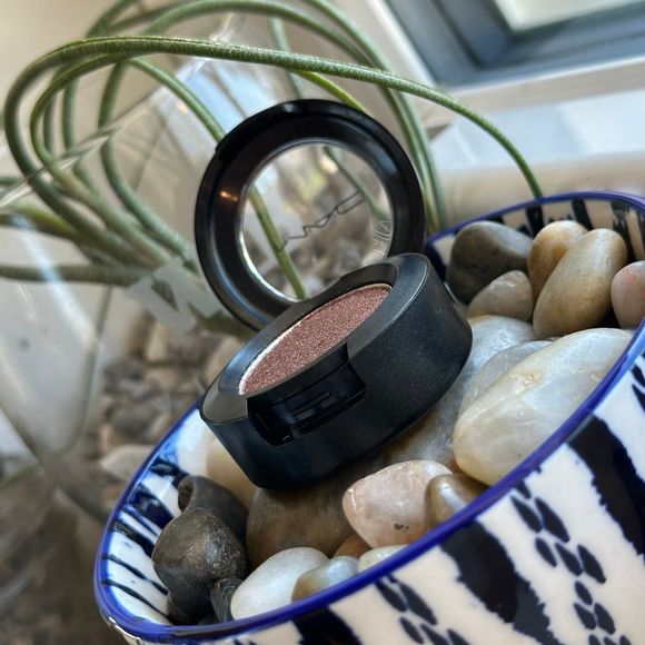 MAC Nude Model Frost Eyeshadow Single Plum Neutral Metallic Shimmer - Picture 10 of 12